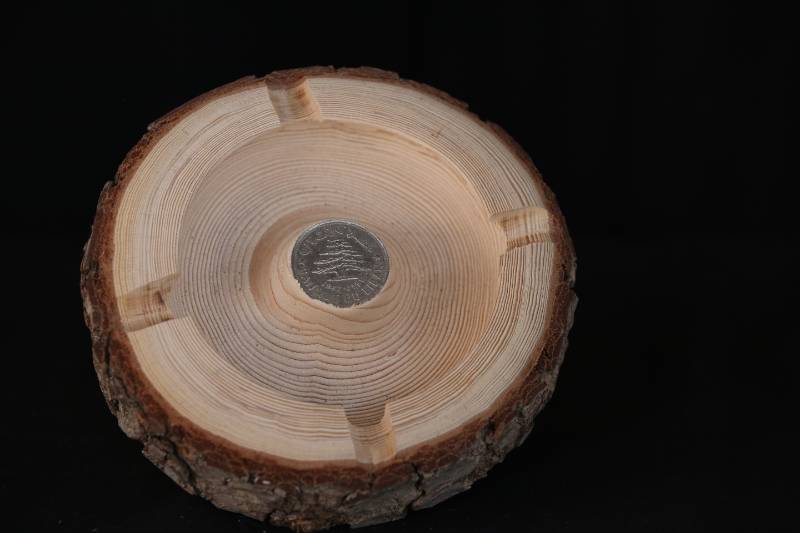Handcrafted Cedar Wood Ashtray with Lebanese Coin Inlay
منفضة سجائر يدوية من خشب الأرز اللبناني الطبيعي
