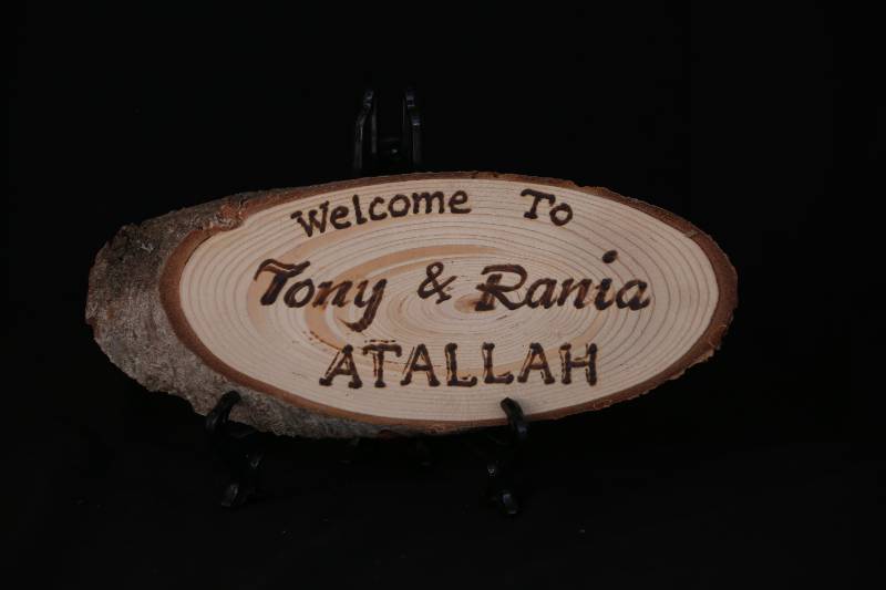 Personalized Wood Slice Welcome Sign – Rustic Engraved Name Plaque
لافتة ترحيبية محفورة على شريحة خشب طبيعية – تصميم مخصص بأسماء
