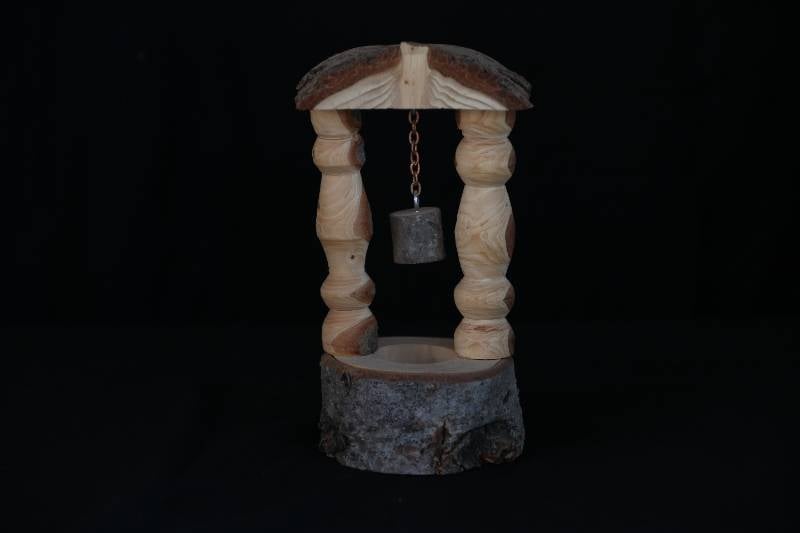 Rustic Handcrafted Wooden Well Miniature – Natural Bark Finish
مجسم بئر خشبي يدوي الصنع بلمسة ريفية وقشرة طبيعية