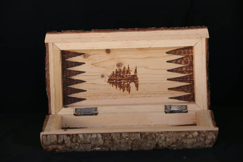 Handcrafted Wooden Backgammon Box – Cedar Tree Design
صندوق لعبة الطاولة من الخشب الطبيعي – تصميم يدوي بزخارف الأرز اللبناني