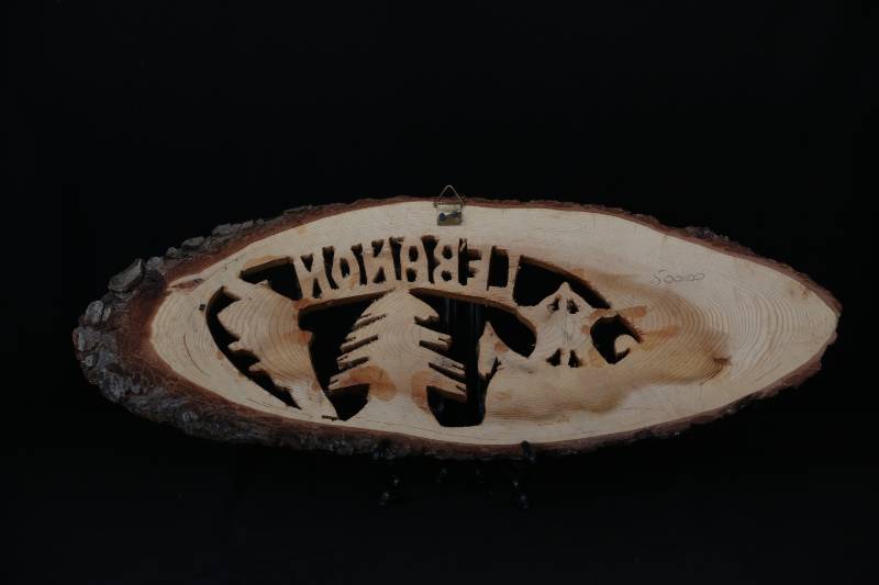 Hand-Carved Wooden Plaque – “LEBANON” with Cedar Tree and Heritage Motifs
لوحة خشبية محفورة يدويًا – "LEBANON" بتصميم أرز وشخصيات رمزية