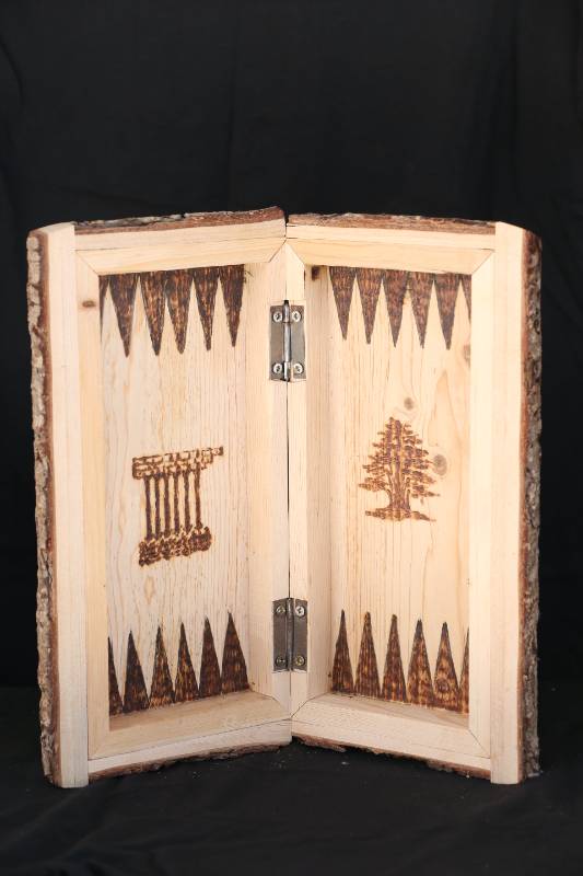 Handcrafted Wooden Backgammon Box – Cedar Tree Design
صندوق لعبة الطاولة من الخشب الطبيعي – تصميم يدوي بزخارف الأرز اللبناني