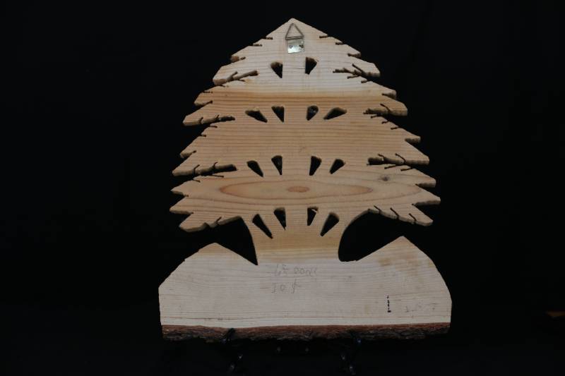 Custom Wooden Family Tree Plaque – Hand-Carved Cedar Design with Engraved Name
لوحة شجرة العائلة من الخشب الطبيعي – تصميم أرز محفور بأسماء مخصصة