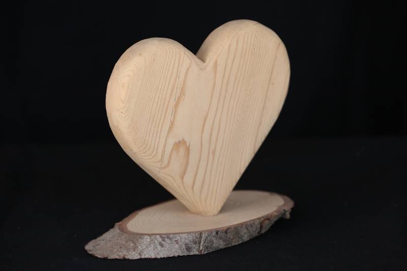 Standing Wooden Heart on Natural Bark Base – Handcrafted
مجسم قلب خشبي واقف على قاعدة طبيعية – حفر يدوي