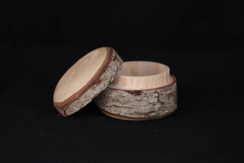 Small Wooden Box with Lid 
علبة خشبية صغيرة بغطاء