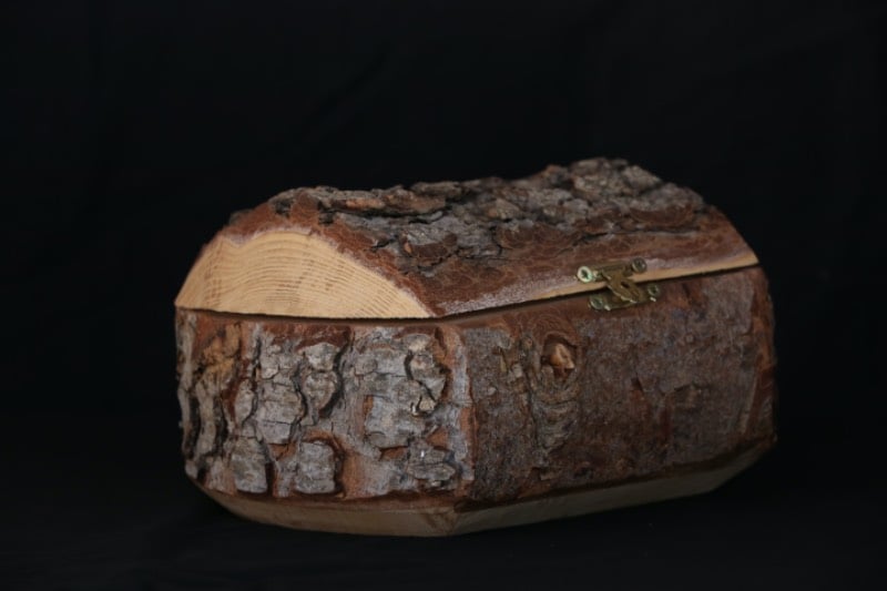 Lebanese Cedar Wood Bark Box
صندوق من لحاء خشب ارز لبنان