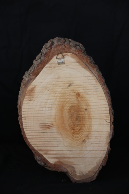 Engraved Cedar Wood Souvenir – Saint George Slaying the Dragon
تذكار خشبي محفور – مشهد القديس جاورجيوس يقتل التنين