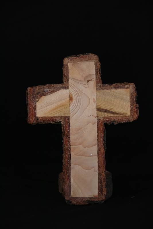 Handcrafted Wooden Cross with Natural Bark Finish
صليب خشبي طبيعي محفور يدويًا