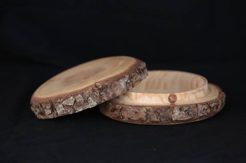 Rustic Round Wooden Box with Lid – Handmade from Natural Tree Slice
علبة دائرية خشبية طبيعية بغطاء – تصميم من شريحة خشب كاملة