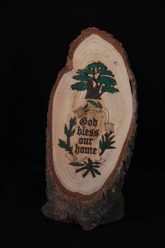 Handcrafted Wood Slice Plaque – “God Bless Our Home”
لوحة خشبية محفورة يدويًا