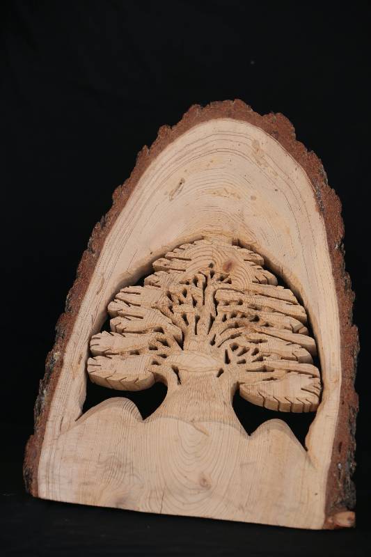 Hand-Carved Wooden Cedar Tree – Natural Log Art Sculpture
منحوتة شجرة الارز – عمل فني يدوي من الخشب الطبيعي