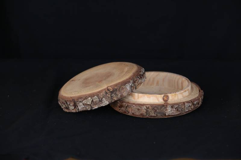 Rustic Round Wooden Box with Lid – Handmade from Natural Tree Slice
علبة دائرية خشبية طبيعية بغطاء – تصميم من شريحة خشب كاملة