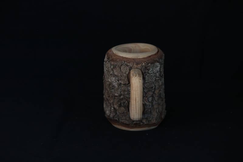 Handcrafted Natural Wooden Mug with Tree Bark Finish
كوب خشبي طبيعي يدوي الصنع بسطح لحاء الشجرة