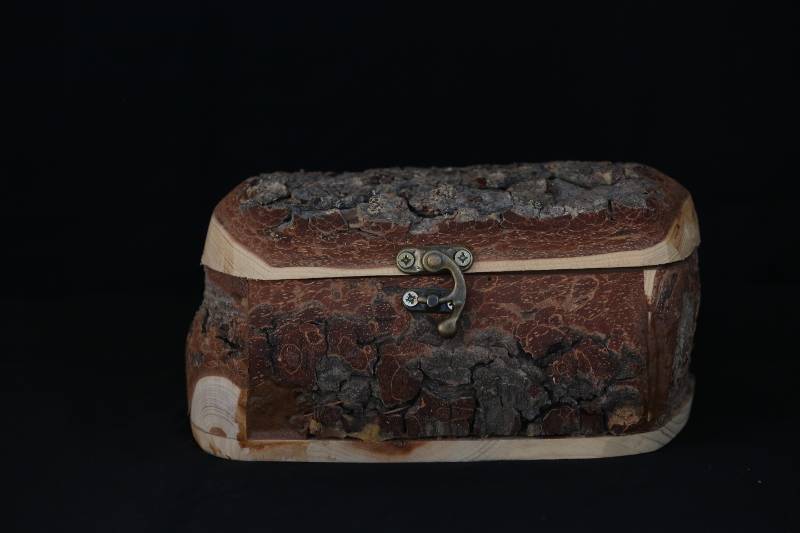 Rustic Handcrafted Wooden Bark Box – Natural Log Design
صندوق خشبي طبيعي يدوي الصنع – تصميم جذع شجرة طبيعي