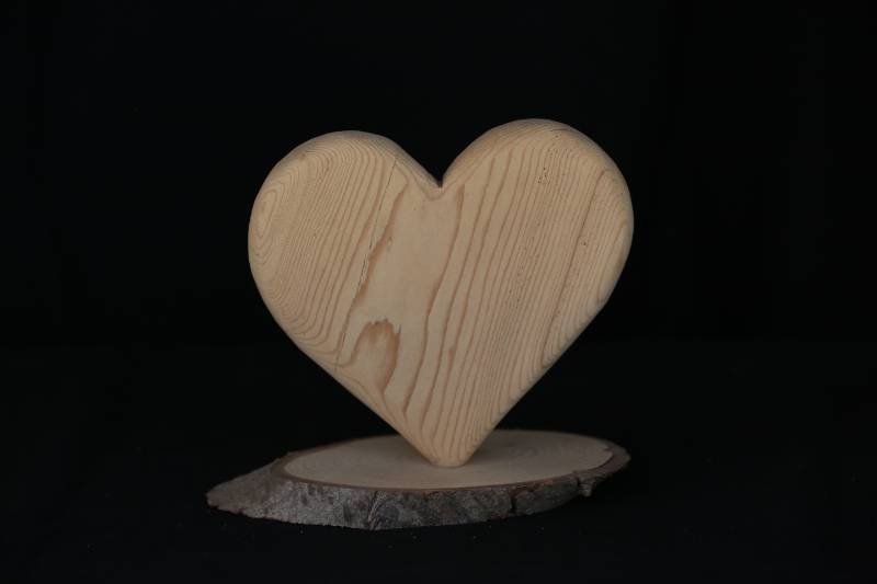 Standing Wooden Heart on Natural Bark Base – Handcrafted
مجسم قلب خشبي واقف على قاعدة طبيعية – حفر يدوي
