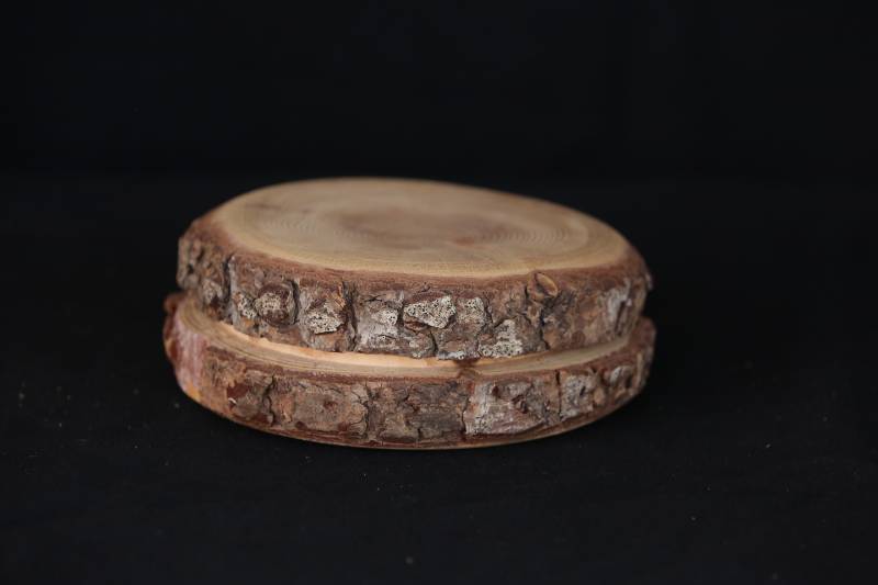 Rustic Round Wooden Box with Lid – Handmade from Natural Tree Slice
علبة دائرية خشبية طبيعية بغطاء – تصميم من شريحة خشب كاملة