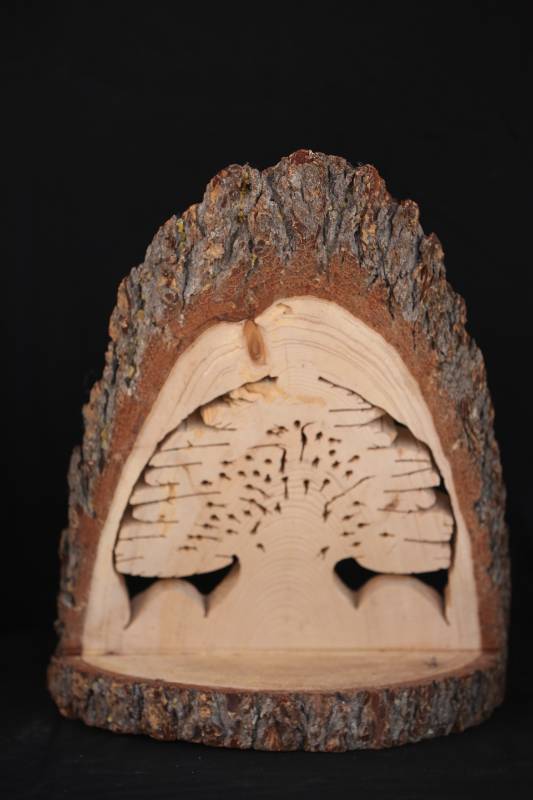 Hand-Carved Wooden Cedar Tree – Natural Log Art Sculpture
منحوتة شجرة الارز – عمل فني يدوي من الخشب الطبيعي