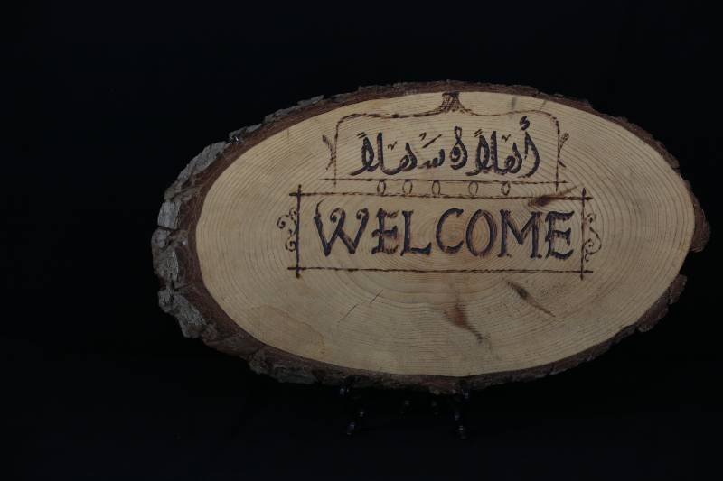 Handcrafted Wooden Sign – "Ahlan wa Sahlan / Welcome"
لوحة خشبية منقوشة يدويًا – "أهلاً وسهلاً