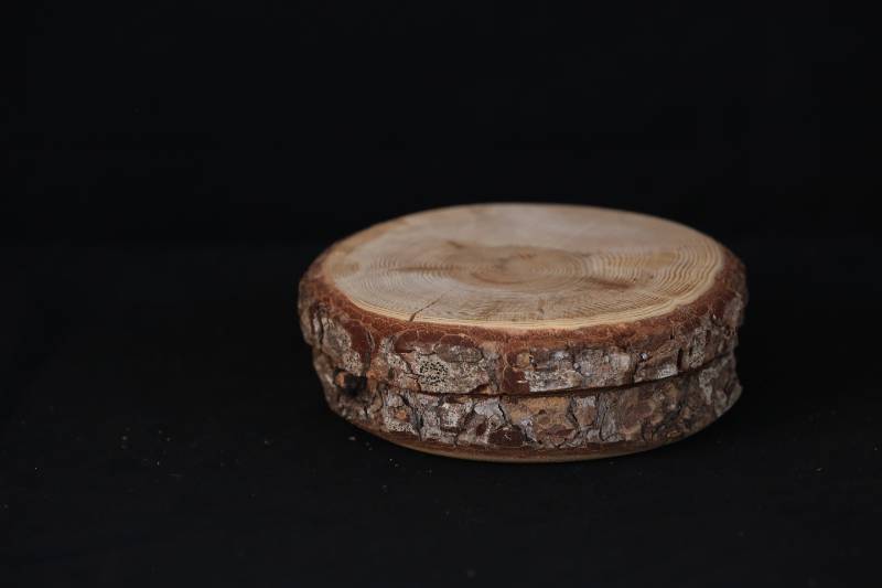 Rustic Round Wooden Box with Lid – Handmade from Natural Tree Slice
علبة دائرية خشبية طبيعية بغطاء – تصميم من شريحة خشب كاملة