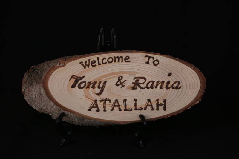 Personalized Wood Slice Welcome Sign – Rustic Engraved Name Plaque
لافتة ترحيبية محفورة على شريحة خشب طبيعية – تصميم مخصص بأسماء