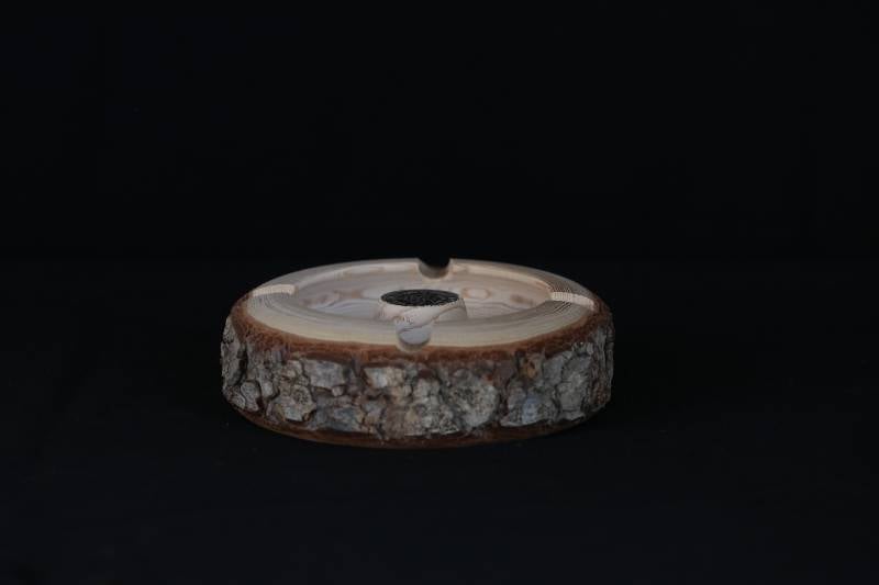 Handcrafted Cedar Wood Ashtray with Lebanese Coin Inlay
منفضة سجائر يدوية من خشب الأرز اللبناني الطبيعي