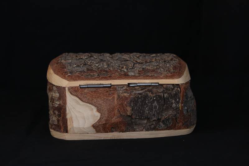 Rustic Handcrafted Wooden Bark Box – Natural Log Design
صندوق خشبي طبيعي يدوي الصنع – تصميم جذع شجرة طبيعي