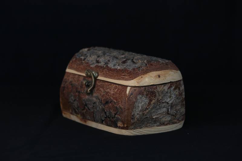 Rustic Handcrafted Wooden Bark Box – Natural Log Design
صندوق خشبي طبيعي يدوي الصنع – تصميم جذع شجرة طبيعي