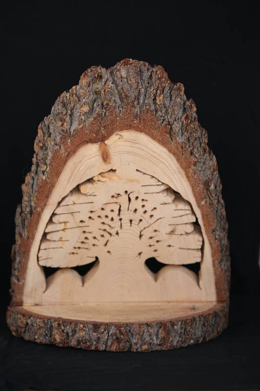 Hand-Carved Wooden Cedar Tree – Natural Log Art Sculpture
منحوتة شجرة الارز – عمل فني يدوي من الخشب الطبيعي