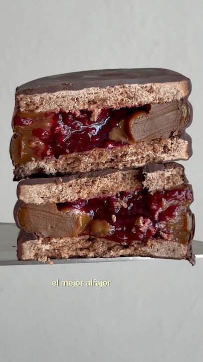 Alfajor de chocolate con dulce de frambuesa