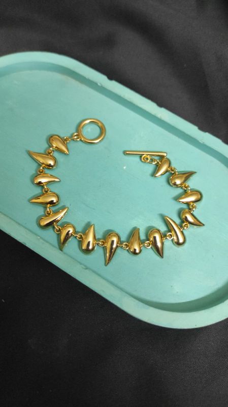 Drop charm golden bracelet