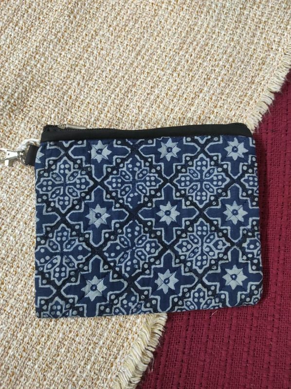 Flat pouch D4 - 6.5" x 7.5" - 
With keychain