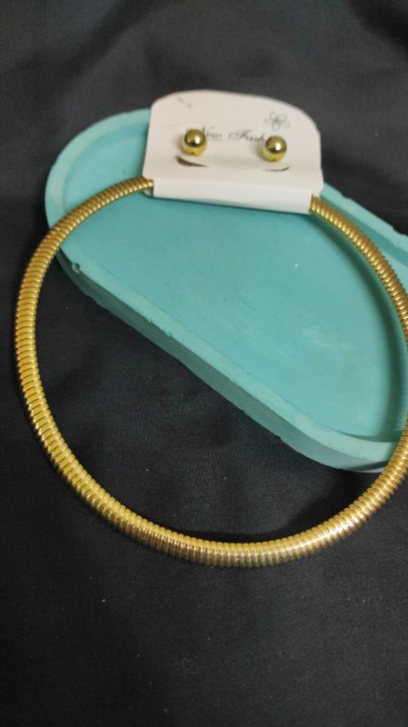 Hard metal golden necklace and pearl earrings set