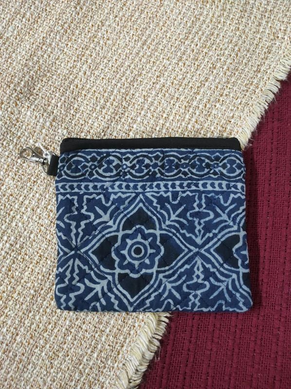 Flat pouch D2 - 6" x 6.5" - 
With keychain