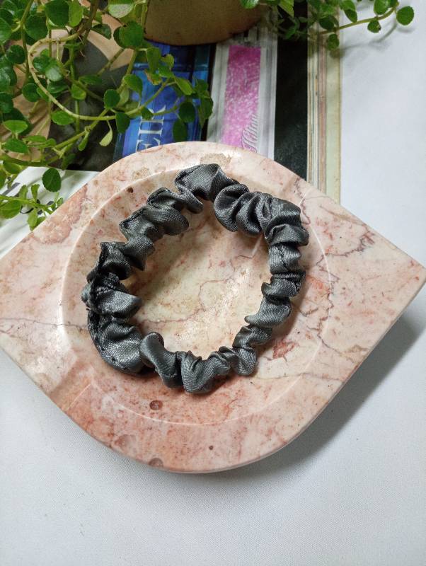 Mini Scrunchie (Gris Oscuro)