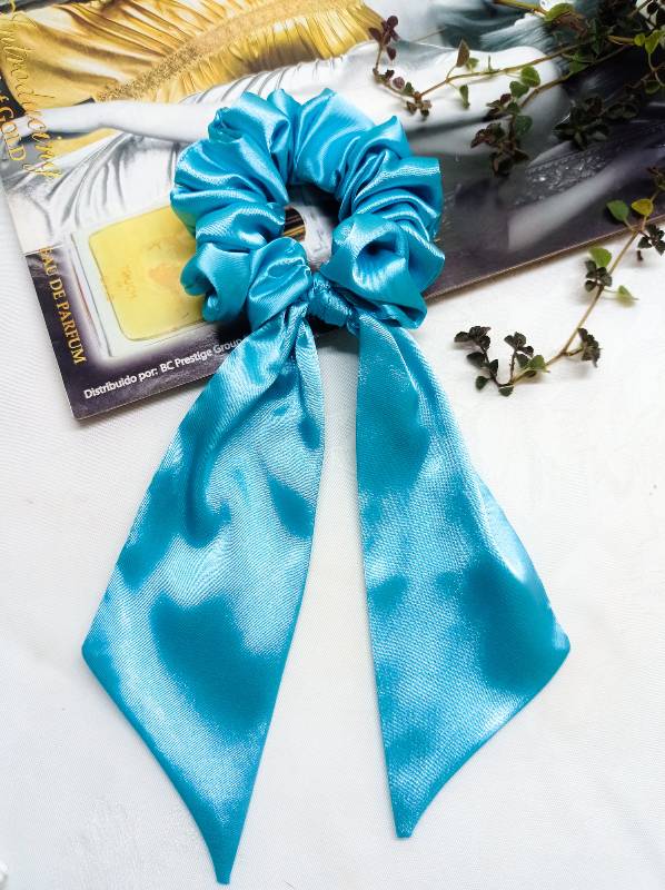 Scrunchie con cinta (Azul Claro)