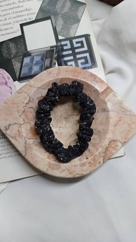 Mini Scrunchie ( Estampado Negro)