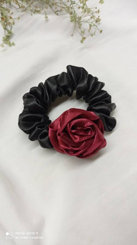 Scrunchie Rose (Negro/Rojo)