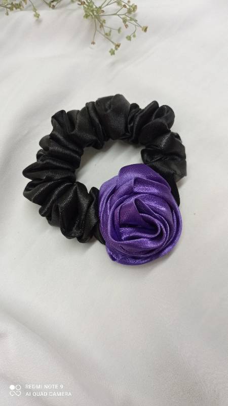 Scrunchie Rose (Negro/Morado)