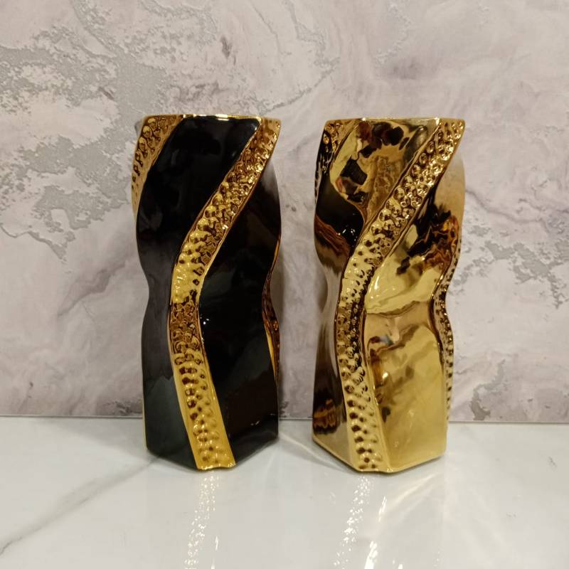 (TPM-456) Black and Gold Vase