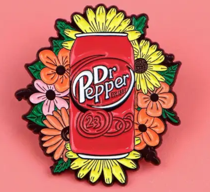 Lata Dr. Pepper entre Flores
