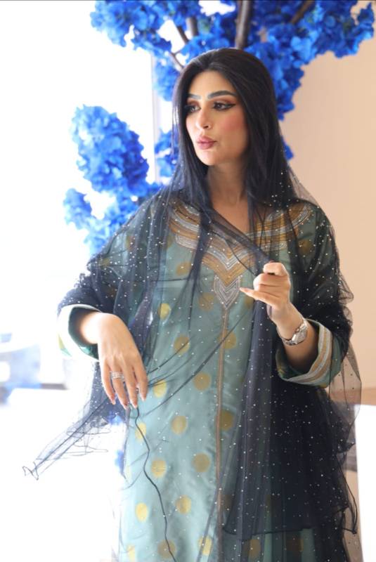 شيلة وعباية بالكرستال