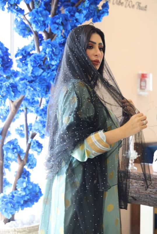 شيلة وعباية بالكرستال