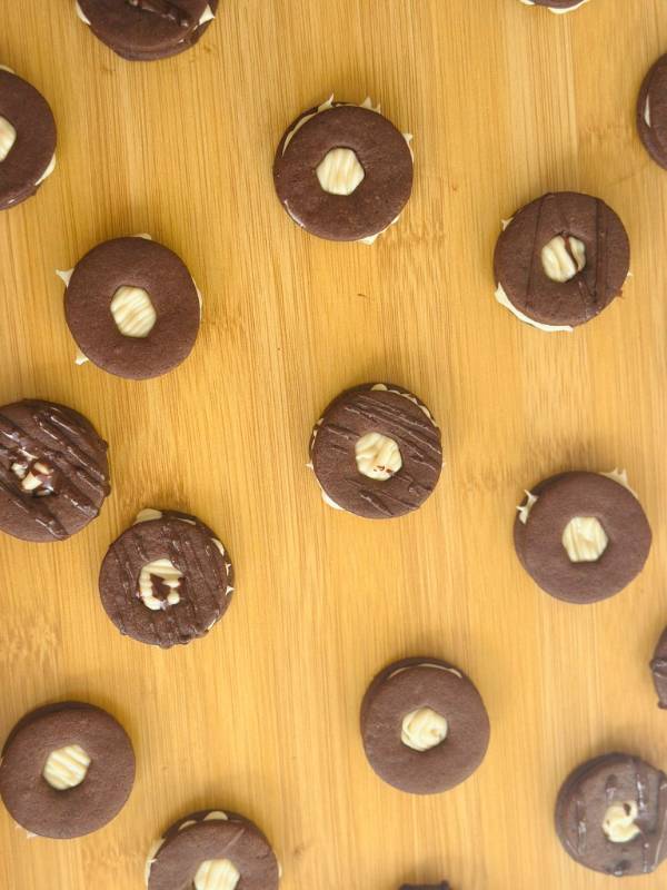 עוגיות סנדוויץ שוקולד במילוי קינדר פרווה