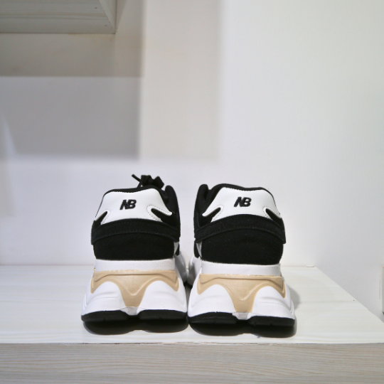 2024 Sleek and Affordable men black and white sneakers