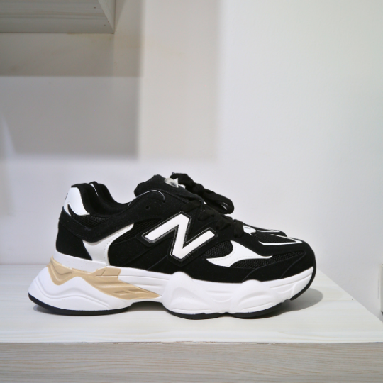 2024 Sleek and Affordable men black and white sneakers