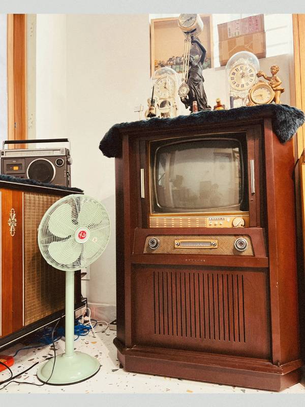 Tivi cổ Philips trắng đen