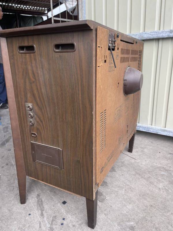 Tivi cổ SANYO TV 19-CT9000N chạy bóng đèn