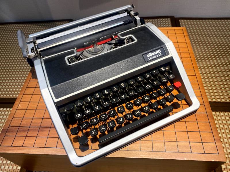 Máy đánh chữ Typewriter Olivetti Lettera DL