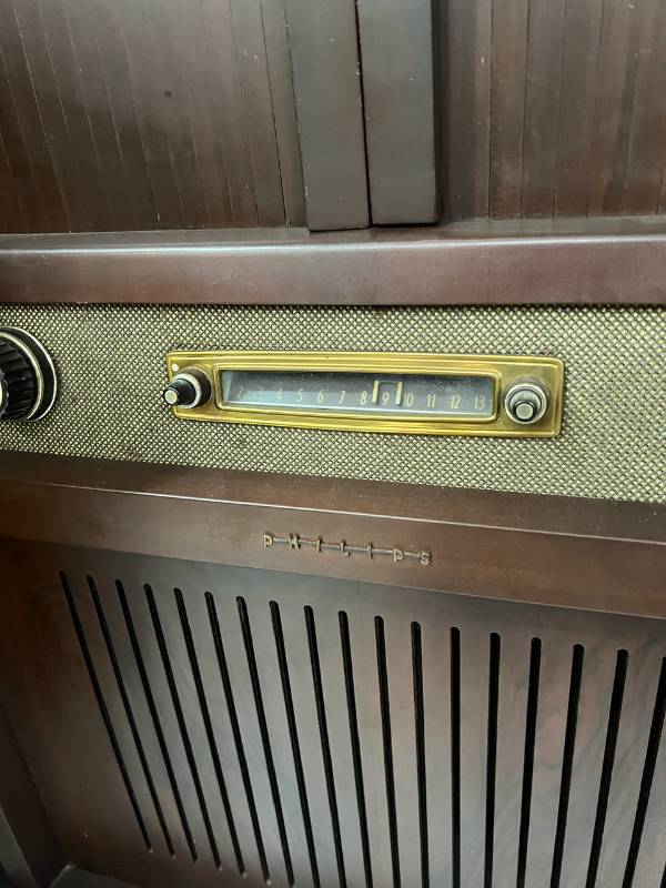 Tivi cổ Philips trắng đen