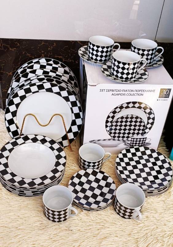SET OF PORCELAIN DISHES